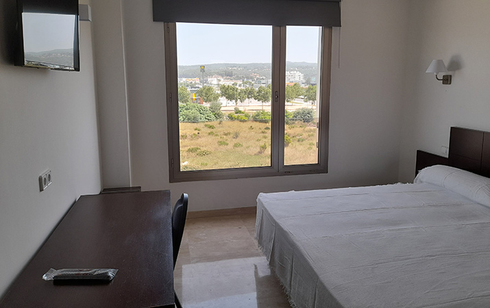 habitación doble con cama de matrimonio